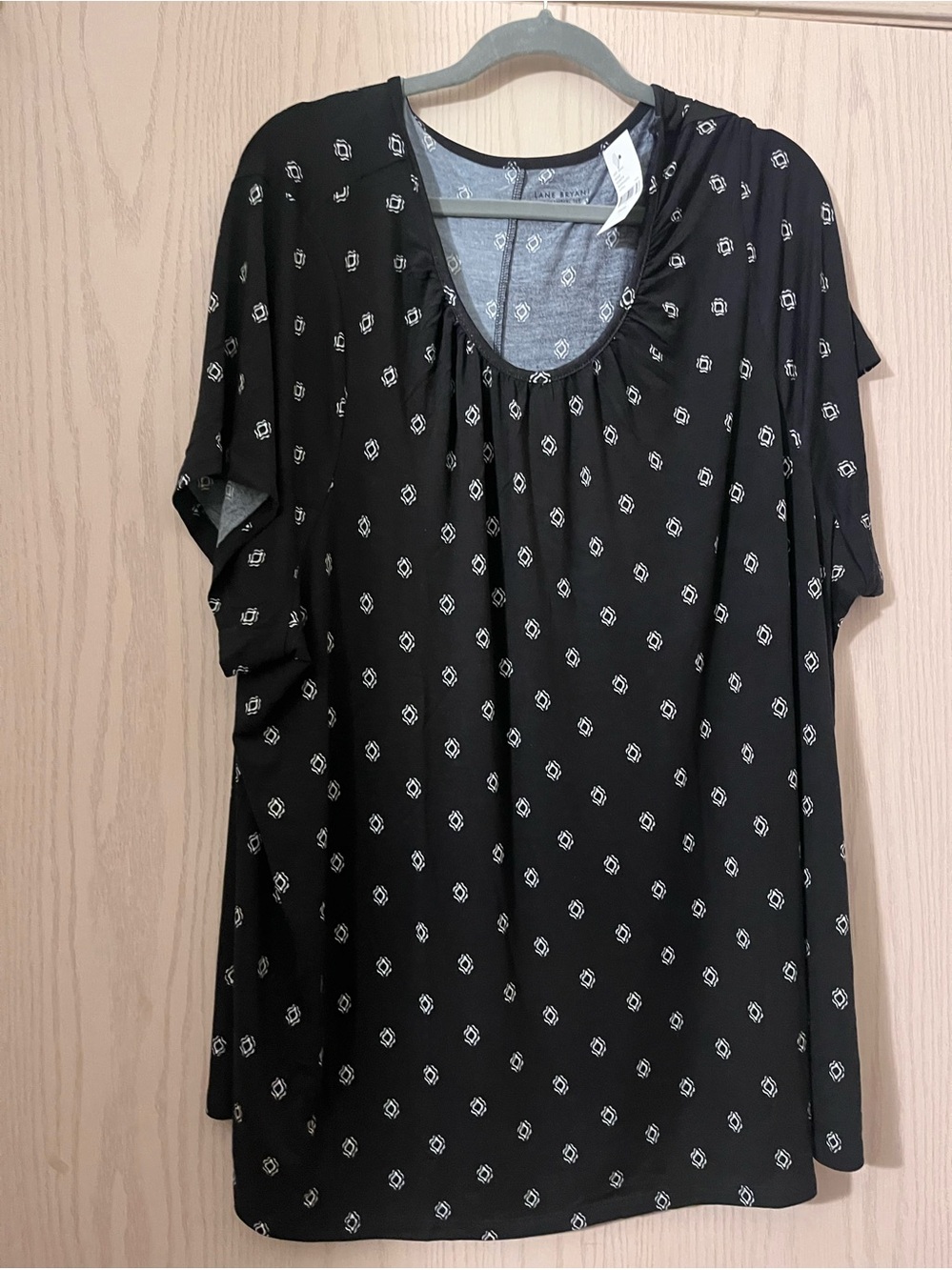 Lane Bryant Black Short Sleeve Scoop Neck Tee with White Geo Dots